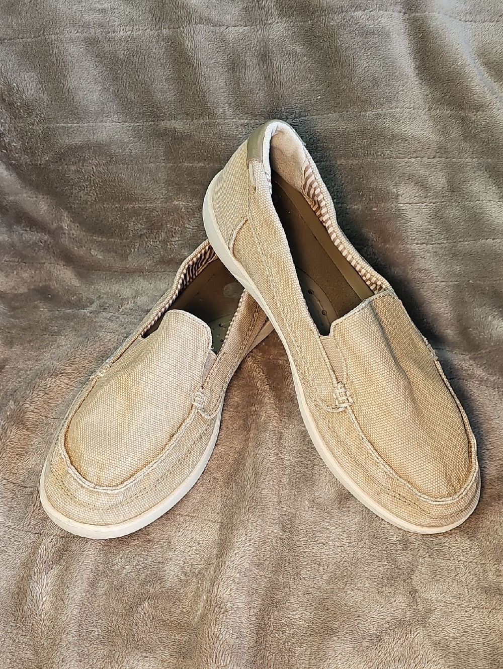 CROCS Women’s Slip-On Canvas Loafer in Light Taupe Size 8 Lightweight T25